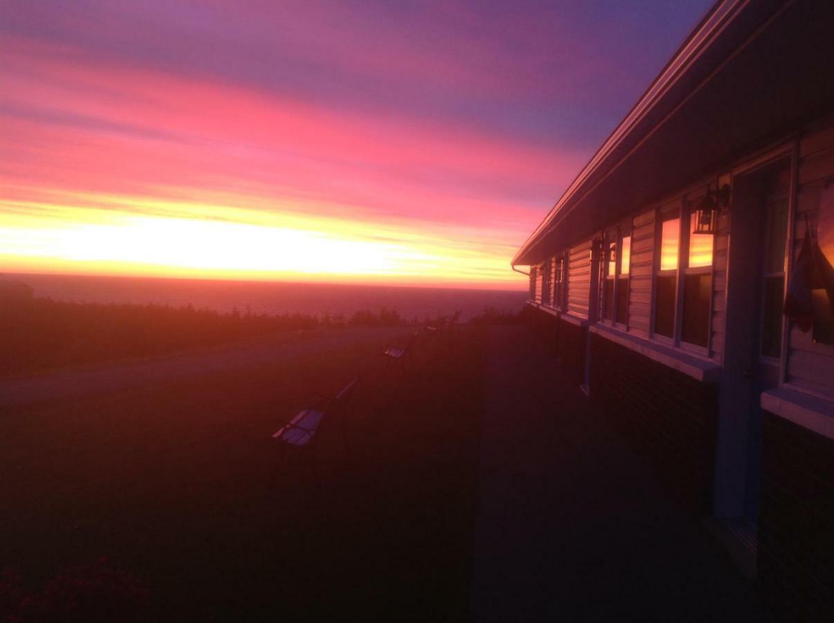 Burton'S Sunset Oasis Motel Bay Saint Lawrence Екстериор снимка