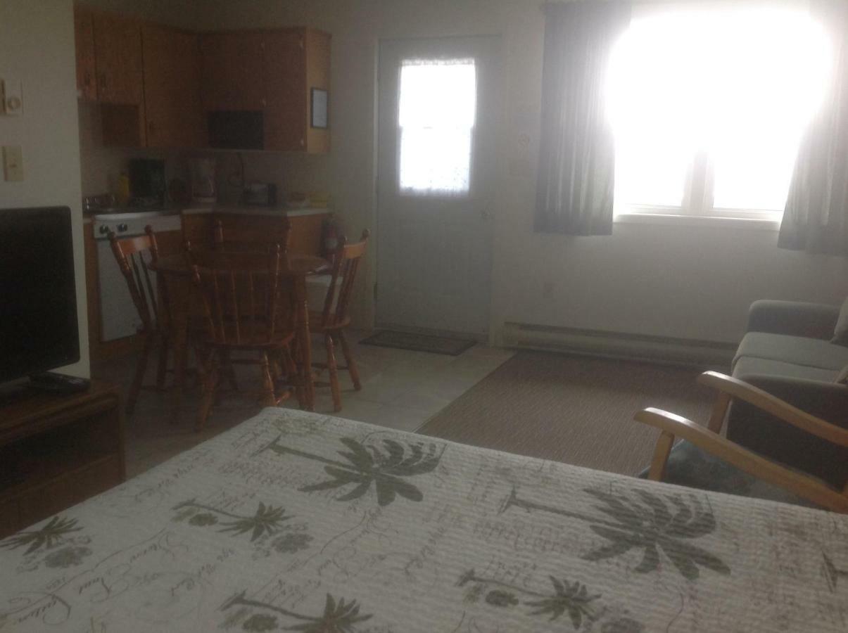 Burton'S Sunset Oasis Motel Bay Saint Lawrence Екстериор снимка